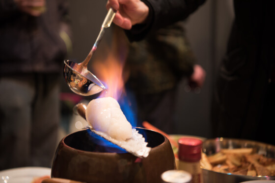 Schöpfkelle übergießt brennenden Zuckerhut