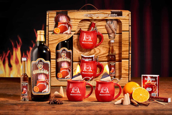Zu sehen ist das Feuerzangentassen Geschenkset. Bestehend aus zwei Feuerzangentassen, einem Rum, einem Glühwein, Zuckerhüten und den Rezeptideen