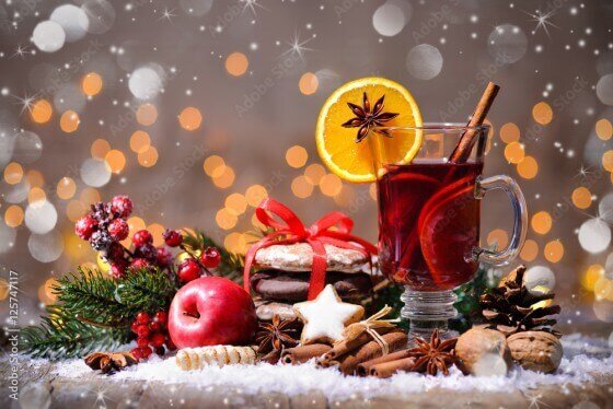 Glühwein mit Weihnachtsdeko